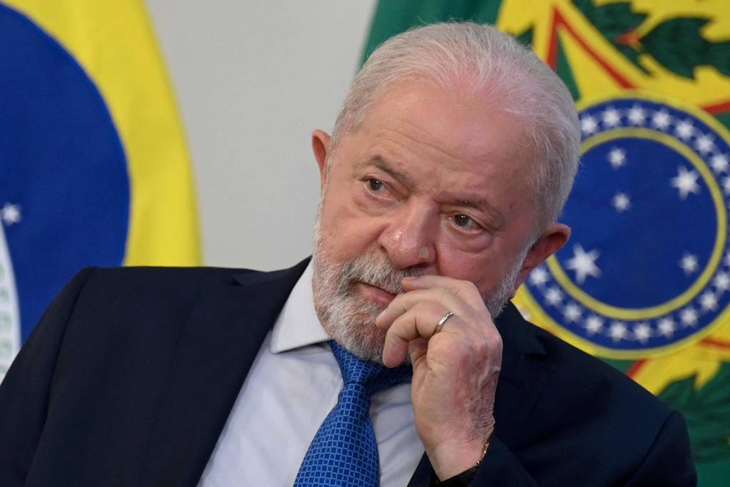 Governo Lula pretende manter salário mínimo em R$ 1.302 e desistir de aumento adicional
